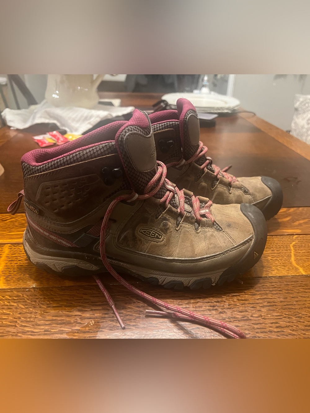 KEEN Women’s Targhee III waterproof hiking boots size 8